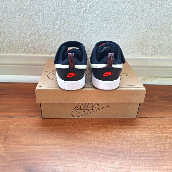 Nike - Picture 4 of 4